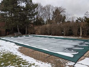 512px-Swimming_pool_cover-300x225 Come Proteggere la Tua Piscina Fuori Terra dal Gelo Invernale nel Giardino